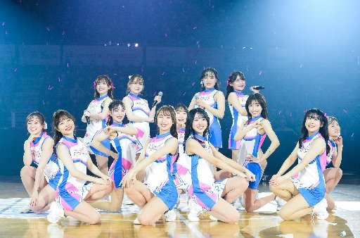 ホーム戦で会場を盛り上げる「アクア☆マジック」のメンバー＝松江市学園南１丁目、松江市総合体育館