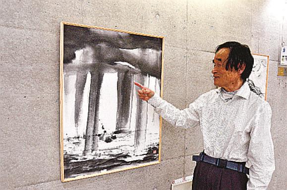 サロン・ドートンヌの入選作品を紹介する梶田幹穂さん＝松江市八束町波入、中村元記念館