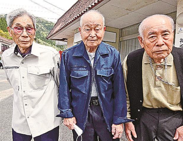 ２期生だった（左から）橋谷億さん、藤原巧さん、宇田川潔さん＝鳥取県江府町武庫