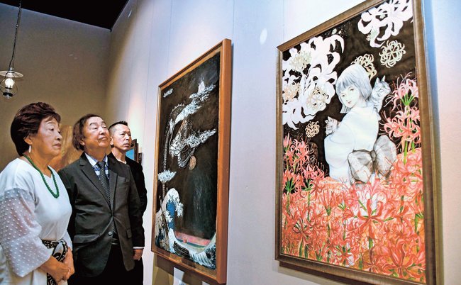 極美山陰展大賞を受賞した山崎さんの作品を鑑賞する来場者＝出雲市天神町、今岡美術館