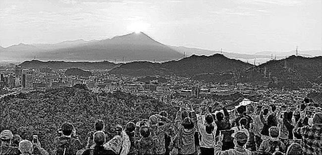 米子城跡から「ダイヤモンド大山」を写真に収める参加者＝２０２２年１０月２３日、米子市久米町