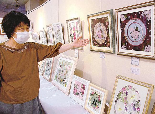 押し花作品を解説する野々村美百紀さん＝松江市東朝日町、中国電力ふれあいホール