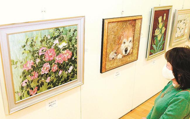 日本画に見入る来場者=出雲市浜町、縁結び交流館