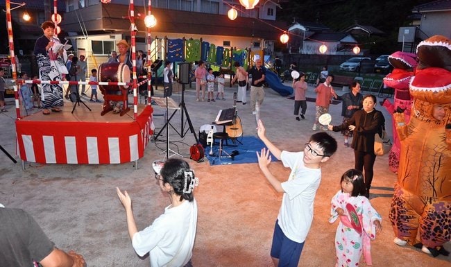夏祭りで盆踊りを楽しむ来場者＝浜田市松原町、松原公園