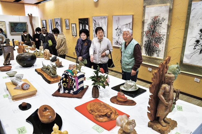 多彩な作品を鑑賞する来場者ら=江津市江津町、パレットごうつ