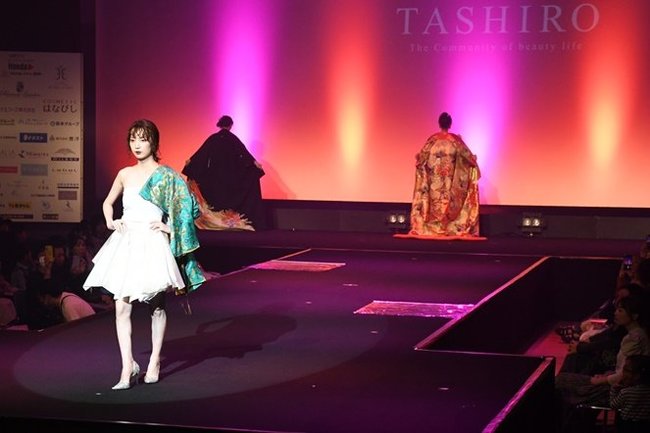 ランウェイを歩き、ポーズを決めるモデルたち＝松江市朝日町、松江テルサ