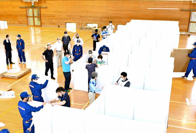 避難所での防災訓練で、新型コロナウイルス対策の間仕切りの組み立て訓練する参加者（資料）