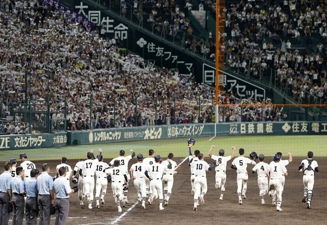 タイブレークの末、早実にサヨナラ勝ちし、応援席へ駆け出す大社ナイン＝１７日、甲子園