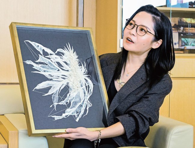 作品「薫風」を手に、個展の意気込みを話すＳｏｕＭａさん＝松江市末次町、市役所