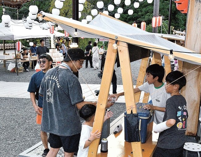 子どもたちが営む屋台で品物を買い求める市民ら＝江津市波積町、岩瀧寺
