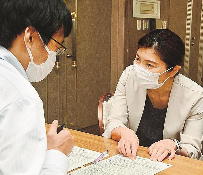 やさしい日本語を使い、新型コロナウイルスワクチン接種の予診票記入の演習をする参加者＝出雲市塩冶有原町２丁目、ニューウェルシティ出雲