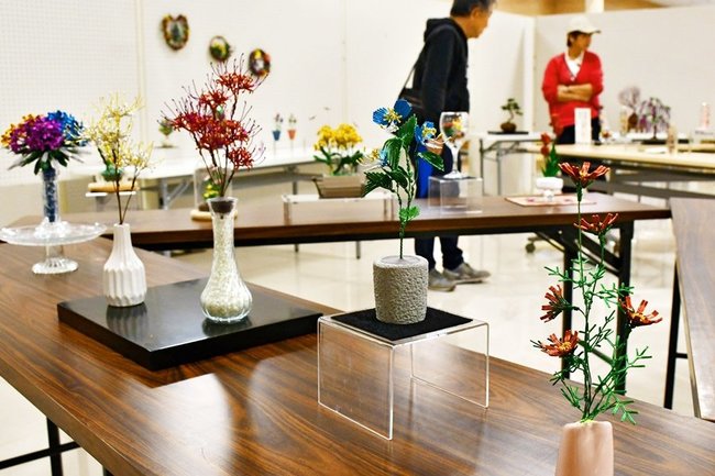 ワイヤで細かく作り込まれた作品を見る来場者＝益田市常盤町、キヌヤ益田ショッピングセンター