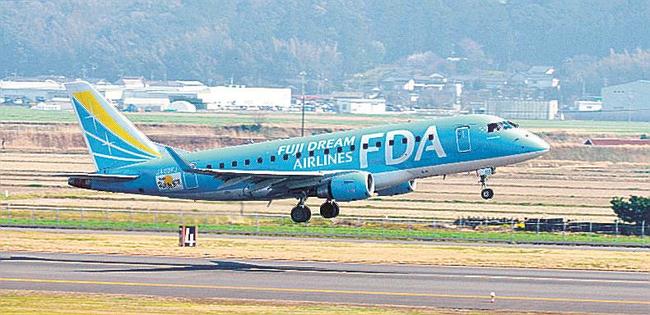 出雲空港を飛び立つＦＤＡの機材＝出雲市斐川町沖洲、出雲空港