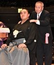  断髪式で元隠岐の海の君ケ浜親方（左）の肩をたたく父・福岡多喜夫さん