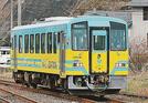 神話・斐伊川をテーマとした水色の列車＝雲南市木次町里方