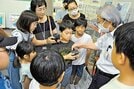 
          
香川県内初の恐竜化石のレプリカを手にする子どもら
        