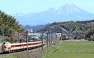 大山をバックに走る国鉄色のやくも＝安来市島田町