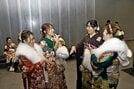 同級生との再会を喜ぶ出席者＝松江市学園南１丁目、くにびきメッセ