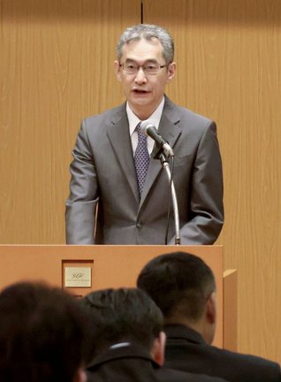 全国の捜査幹部らを前に訓示する警察庁の露木康浩長官＝９月１８日、東京都内のホテル