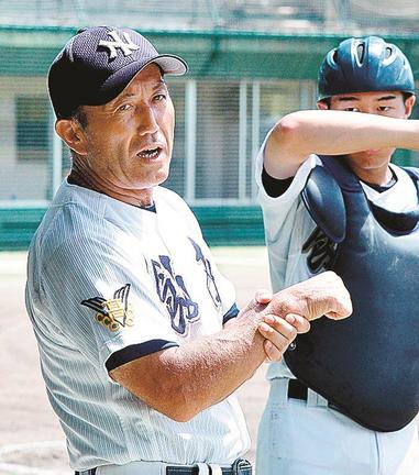 浜田との決勝でナインに指示を出す飯南の来田良博監督（手前）＝松江市上乃木１０丁目、松江市営野球場