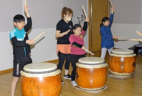 木坂いずみさんの指導を受け練習する井上麻陽さん（右から２人目）＝境港市中野町、市文化ホール