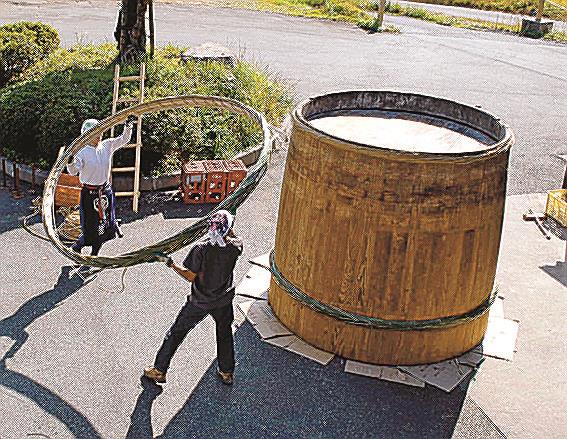 木桶の組み直しに汗を流す職人たち＝２０１８年10月