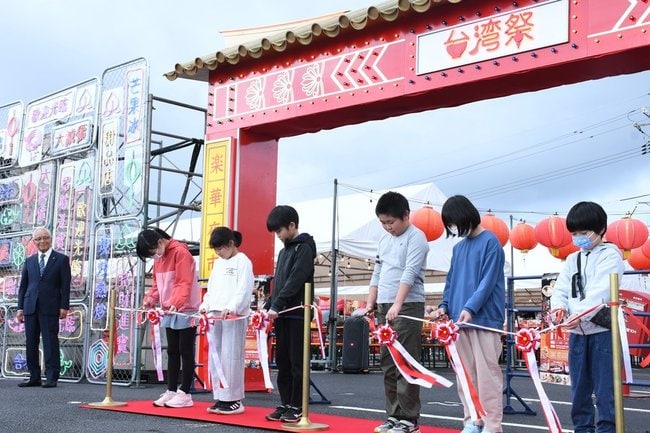 テープカットする子どもたち＝出雲市渡橋町
