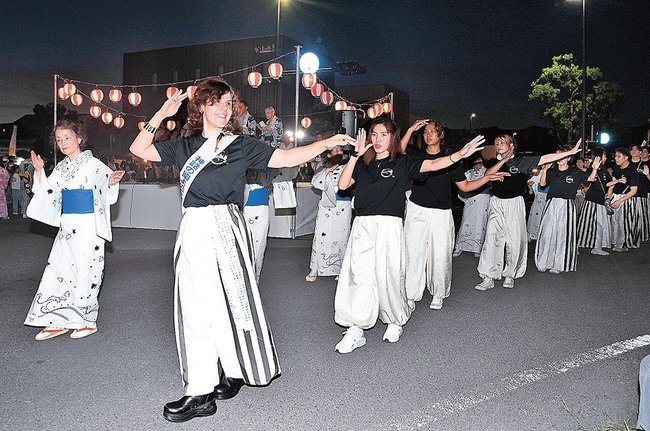 出雲神話まつりの盆踊りを楽しむ参加者＝出雲市今市町