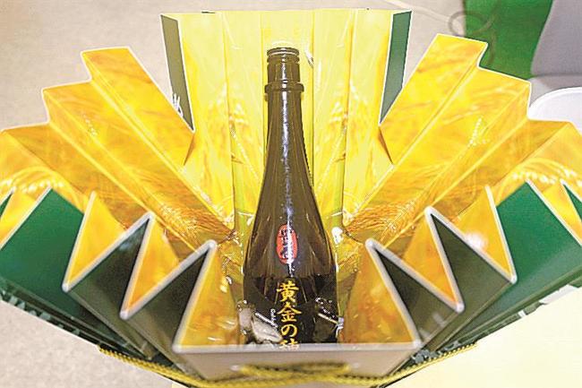 酒を冷やす容器として使える三浦酒造の新商品＝青森県弘前市