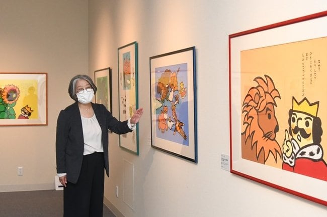 和歌山静子さんの作品を紹介する千葉潮館長＝安来市広瀬町布部、加納美術館