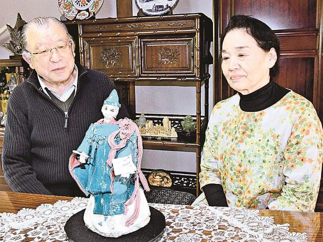 柿本人麻呂の立像を眺める大賀良恵さん（右）と綾部正さん＝益田市戸田町