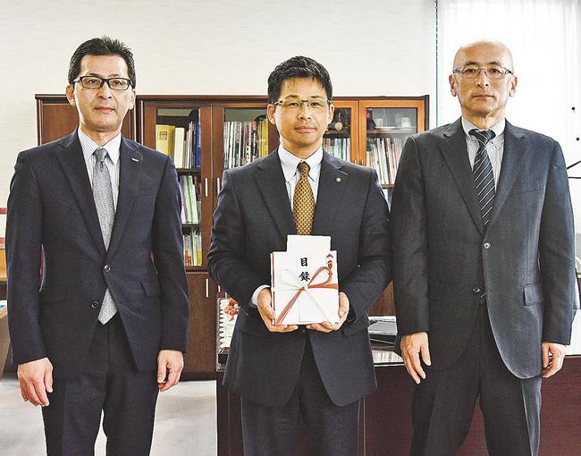目録を手にする県教育委員会野津建二教育長と、山陰中央テレビジョン放送山田英治取締役（左）、山陰中央新報社壷倉真司取締役（右）