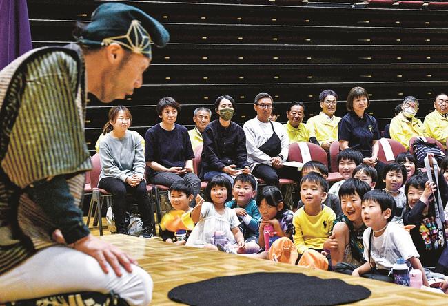 日本民話「おむすびころりん」の演劇を楽しむ園児＝江津市江津町、パレットごうつ