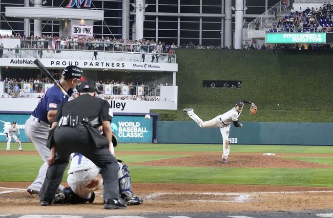 ＷＢＣ決勝の９回米国２死、トラウトと対戦する大谷。空振り三振に仕留め、優 勝を決めた＝マイアミ（共同）