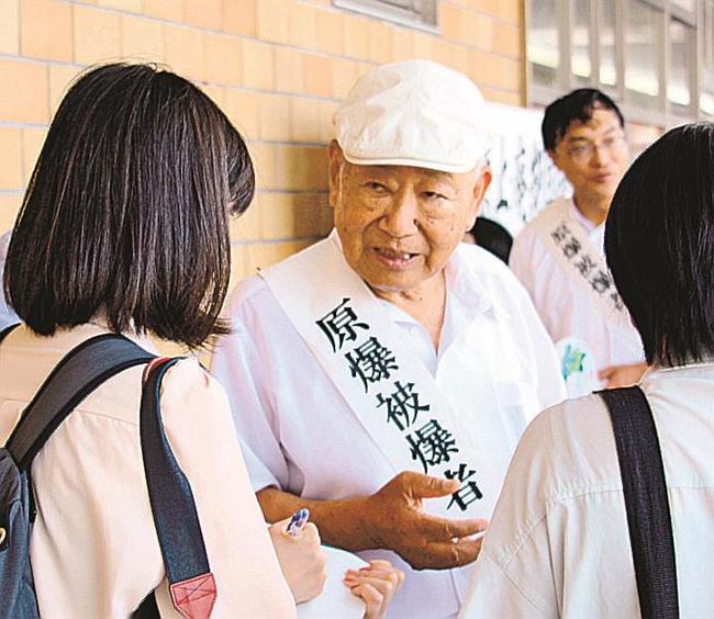 街頭署名活動で原爆の実態を伝える原美男さん＝２０１８年（島根県原爆被爆者協議会提供）