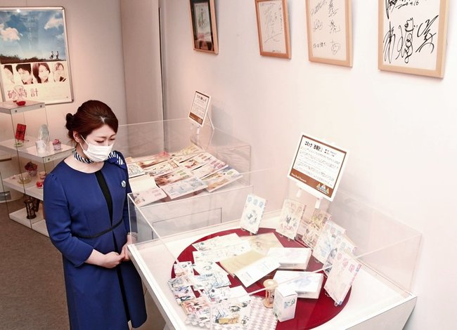 仁摩サンドミュージアムの一室には、芦原妃名子さんのサイン入りのコミックや関連グッズが並ぶ＝大田市仁摩町天河内