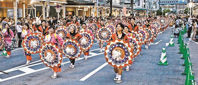 ４年ぶりに中心市街地で開催された鳥取しゃんしゃん祭で一斉傘踊りを披露する参加者たち＝鳥取市内