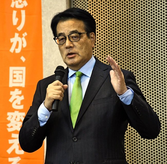 時局講演会で、自民党の裏金問題への批判や衆院島根１区補選に向けた意気込みを語る岡田克也幹事長＝松江市殿町、サンラポーむらくも