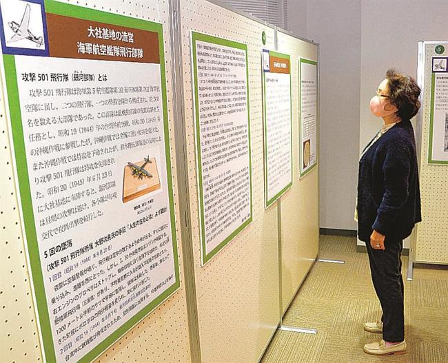 展示パネルを見る来場者＝松江市西川津町、島根大付属図書館
