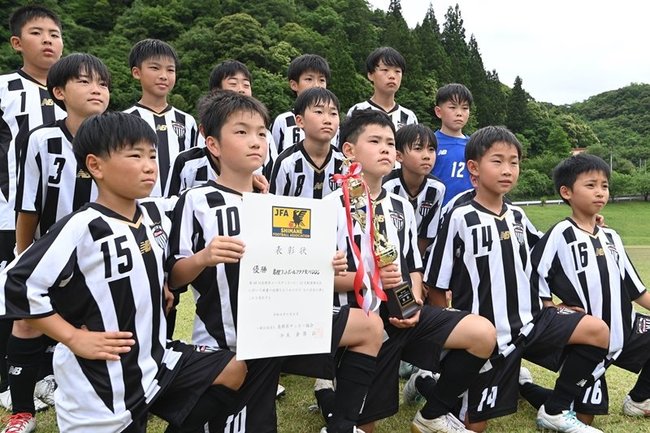 ２連連続３度目の優勝を飾った島根フットボールクラブ斐川ＤＤＳの選手たち