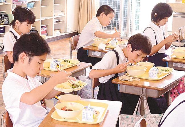 特別献立を味わう児童＝大田市長久町、長久小学校