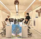 白と茶色を基調にしたＧＭＯのサテライトオフィス。落ち着いた雰囲気の中で若い社員たちがパソコンに向かう＝宮崎市