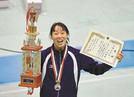 女子フェザー級で優勝し、笑顔を見せる入江聖奈＝墨田区総合体育館