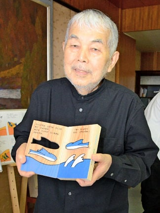 「木のえほん」を紹介する作者の白岡彪さん＝鳥取市東町１丁目、鳥取県庁