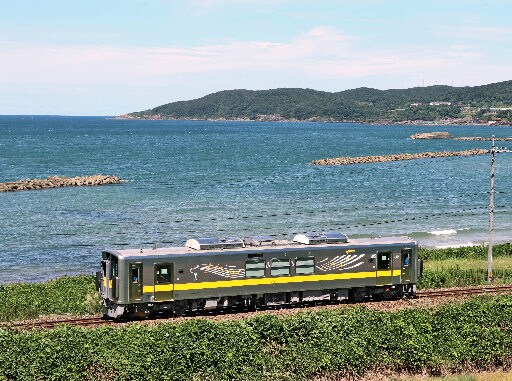 山陰線を走る新型電気式気動車「ＤＥＣ７００」＝益田市遠田町