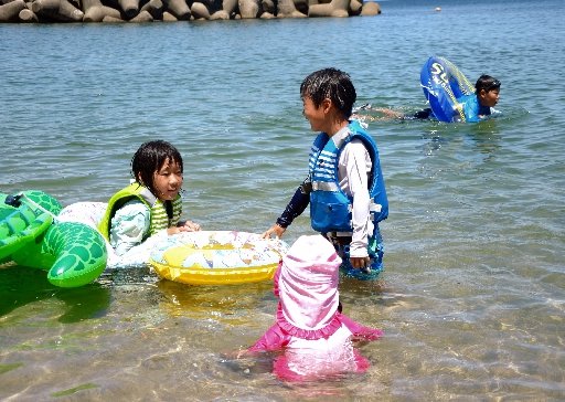 海水浴を楽しむ子どもたち＝米子市皆生温泉４丁目、皆生海岸
