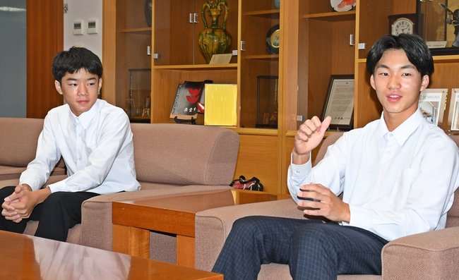 全国大会の結果を報告する宇賀晃希さん(右)と山本大輝主将=出雲市今市町、市役所