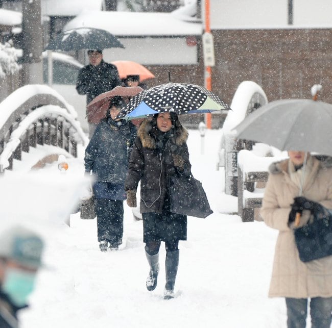 雪が舞う松江市内を歩く市民（資料）
