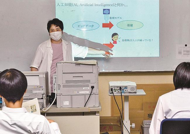 データサイエンスの活用について講義する瀬戸和希助教＝松江市西川津町、松江東高校