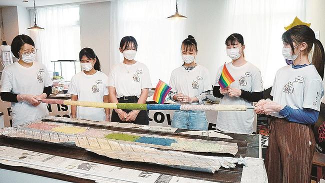 豆腐ちくわの出来栄えを確かめる学生＝米子市久米町、米子ファッションビジネス学園